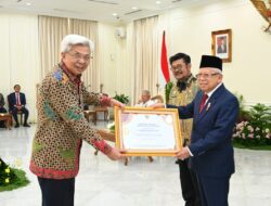 Presiden Jokowi,  Anugerahi  Herman Deru Penghargaan Adhikarya Naraya