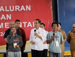 Presiden Jokowi Bersama Pj Gubernur Sumsel Salurkan Bantuan Pangan di Kota Lubuk Linggau