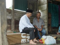 Bawa Daging Kurban, Door to Door Bagikan ke Rumah Warga di Sekayu