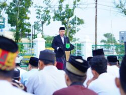 Bersama masyarakat Muba, Pj Bupati Sandi Fahlepi Sekeluarga Sholat di Lapangan Rumdin