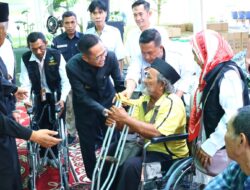 Ratu Dewa Bagikan 50 Kursi Roda dan 100 Alat Bantu Dengar