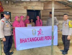 HUT Bhayangkara ke-78, Polsek Keluang Bagikan Sembako Door to Door