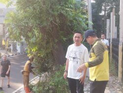 Sekda Palembang Turun Langsung Bersihkan Rumput Tinggi di Jalan Angkatan 45