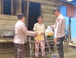 Polsek Batang Hari Leko Bagi Sembako Kepada Warga