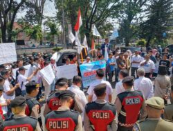 Ratusan Wartawan Gelar Aksi Demo Depan Kantor DPRD