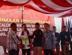 HBA dan Heny Ferawati Resmi Mendaftarkan Diri ke KPU Empat Lawang